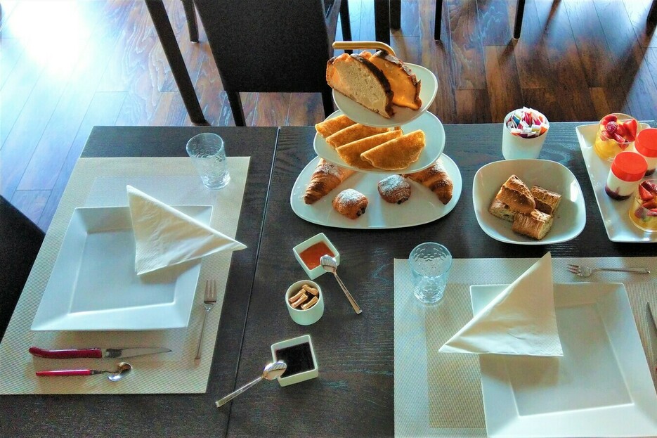 Petit-djeuner pour un couple/2 personnes en intrieur