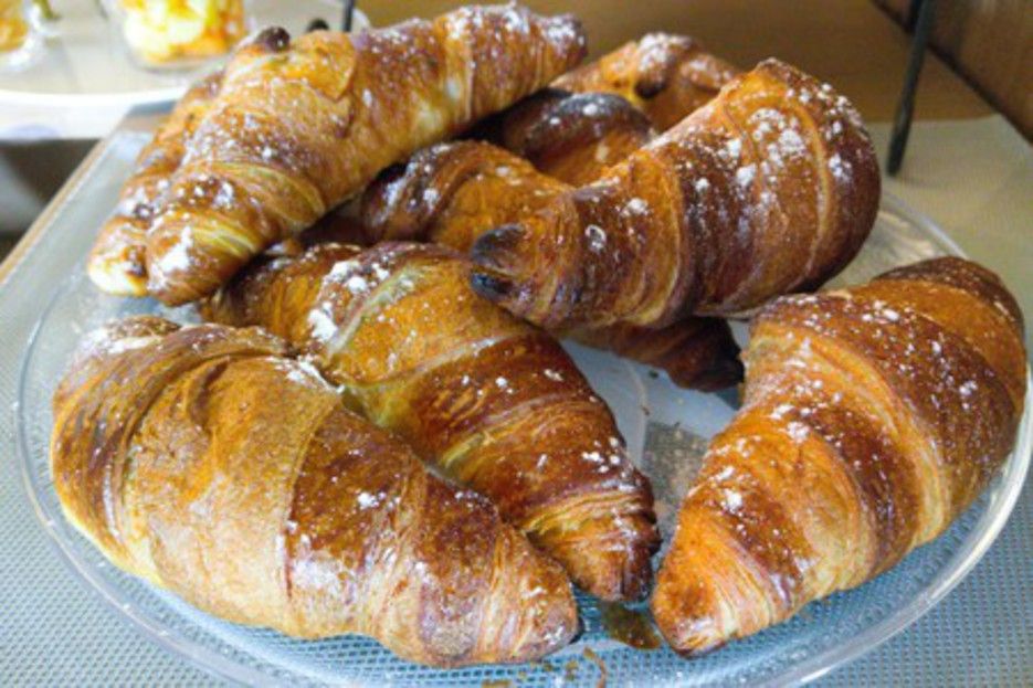 Croissants chauds sortis du four