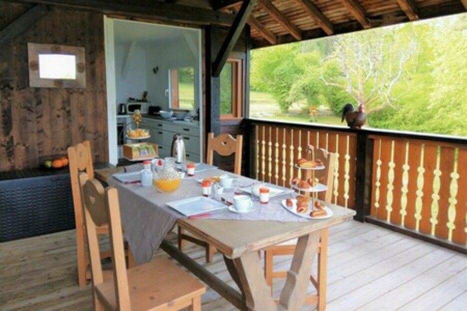 Petit-djeuner pour 4 adultes sur le balcon