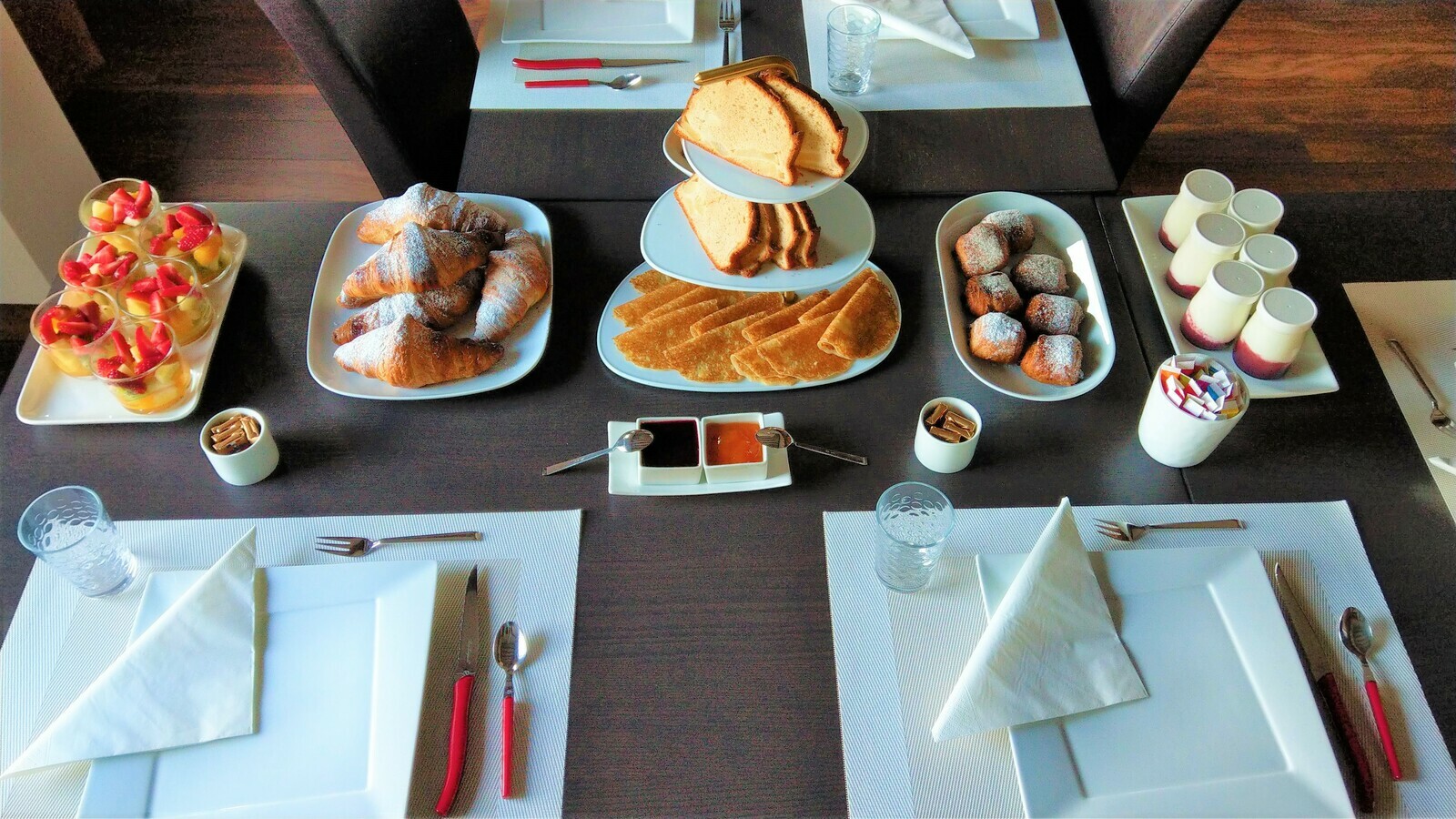 Plateau petit déjeuner servi en chambre - Picture of Domaine des